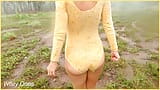 Vrouw wordt betrapt in de regen, zonder bh in een doorzichtig overhemd snapshot 9