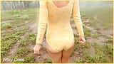 Wifey se fait prendre sous la pluie sans soutien-gorge dans une chemise transparente snapshot 9