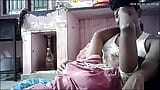 Une femme au foyer indienne joue avec ses gros nichons snapshot 11