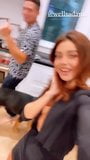 Sarah Hyland este egoistă în cămașă deschisă acasă snapshot 10