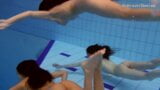 स्विमिंग पूल में मैट्रोसोवा के साथ तीन लड़कियां snapshot 9