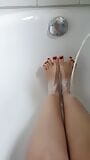 Massage des pieds avec lubrifiant, lait et gros plug anal noir snapshot 7