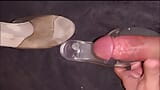 Leche en tacones de aguja de stripper usados snapshot 2