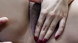 Горячая индийская тетушка трахает киску пальцами, испытывает оргазм snapshot 8