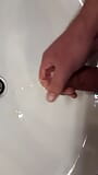 Masturbation dans la salle de bain snapshot 16