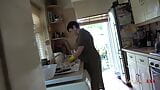 Auntjudysxxx - rondborstige rijpe huisvrouw Layla Bird zuigt je pik in de keuken (pov) snapshot 1