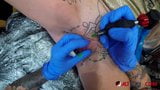 Sully Savage, bombasse tatouée, se fait tatouer le clito snapshot 10