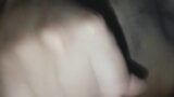Un jeune mec se masturbe sur une webcam mobile snapshot 7