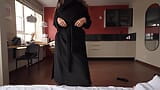 Une jolie nonne dans un manteau s’est avérée être une pute pour la nuit snapshot 1