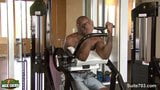 Горячий черный спортсмен Jock Diesel из Вашингтона дрочит член в спортзале snapshot 1