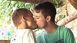 Sexe gay torride sur le chantier de deux belles adolescentes snapshot 2