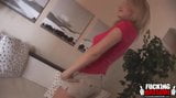 Schattige blonde Samantha zuigt pik in een badkamer snapshot 1