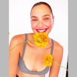 Gal Gadot - funny Photoshooting fail Bloobers snapshot 3