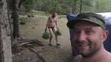 Machos russos numa sauna portatil no mato snapshot 5