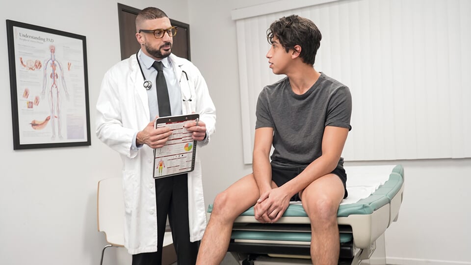 Doctor Tapes - Marco Naples, docteur musclé, fouette sa bite et baise une patiente latino sexy sans capote