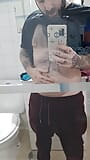 Un garçon poilu se déshabille devant le miroir et se branle snapshot 1