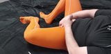 Oranje lange onderbroek en teensokken komen klaar op shirt snapshot 12