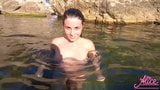 La ragazza perfetta masturba la figa sensualmente in pubblico in riva al mare snapshot 2