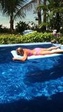 mi rubia en la piscina snapshot 4