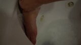 Rakaman dekat: membasuh kaki saya di bilik mandi snapshot 11