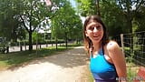 Een Franse jogger die een pik nodig heeft, bedriegt haar vriendje met 2 vreemden die ze op straat heeft ontmoet !! snapshot 7