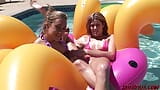 Le ragazze Gwen e Trisha in un caldo pomeriggio di divertimento snapshot 6