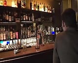 Awek berambut gelap yang luar biasa dari Jerman menggembirakan seorang lelaki tua di bar snapshot 1