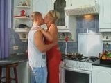 Maman et beau-fils dans la cuisine snapshot 3