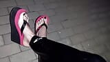 crossdresser w seksownych klapkach i lateksowych leginsach snapshot 8