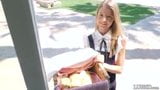 Des jeunes filles vendent des biscuits snapshot 6