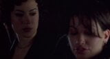 Gina gershon och jennifer tilly - '' bunden '' 02 snapshot 1