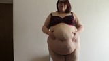 Obez kız dar giysiler üzerinde çalışır snapshot 1