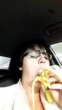 Marie una troia adulterata francese che succhia una banana in macchina snapshot 3