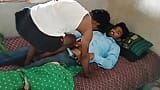 Un jeune demi-frère indien et son gros demi-frère sucent et baisent un village desi - vidéo de baise gay snapshot 8