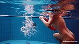 Urocza brunetka nastolatka pływanie nago snapshot 11