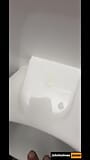 JohnholmesJunior lassított felvételben lövöldöz a cumi terheléséről a forgalmas férfi fürdőszobában snapshot 14