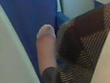 piedi in collant sul sedile del treno snapshot 4