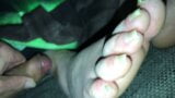 Reibe meinen Schwanz an schmutzigen, trockenen Füßen von Amateur-MILFs snapshot 3