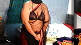 Apsaramaami - ama de casa - exponiendo tetas calientes y show de ombligo snapshot 3
