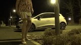 La sissy travestito cammina per la città di notte e si infila un dildo snapshot 13