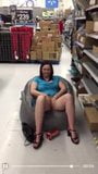 Heiße MILF masturbiert in Walmart snapshot 5