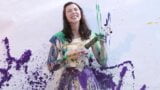 Lisa Hannigan wird bespritzt, befleckt und mit Farbe bedeckt snapshot 5