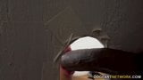 Violet rae atende aleatoriamente paus negros em um gloryhole snapshot 7