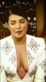 Priyanka Chopra modifica calda - intervista a Jimmy Fallon (con gemiti) snapshot 2
