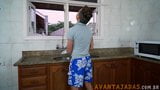 Travesti fazendo garoto de escravo na cozinha snapshot 2