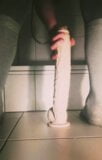Кроссдрессер скачет на огромном дилдо, анальный трах в задницу в ванне snapshot 1