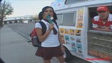 Icecream truck tiener in kniehoge witte sokken wordt lang wit snapshot 6