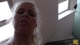 Hunt4k. Junge Junge Blondine Miss Dream Nikky hasst ihren Liebhaber, also daher snapshot 11