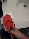 Mi amigo ama las chanclas con semen de su madrastra snapshot 4