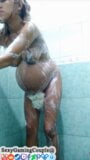Orgasme sous la douche savonneuse enceinte - puis elle a des contractions et simule la naissance snapshot 4